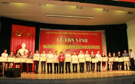 ເຊີດຊູຜູ້ບໍລິຈາກເລືອດ ດີເດັ່ນ 100 ຄົນ